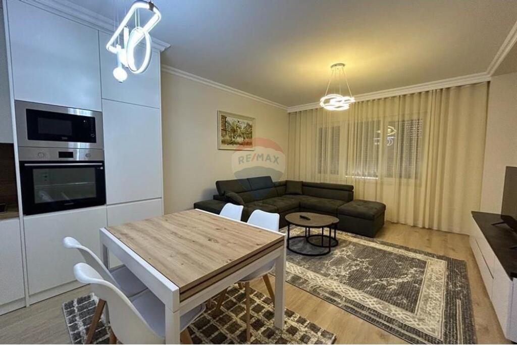 Apartment 2+1+3 near the New Bazaar.