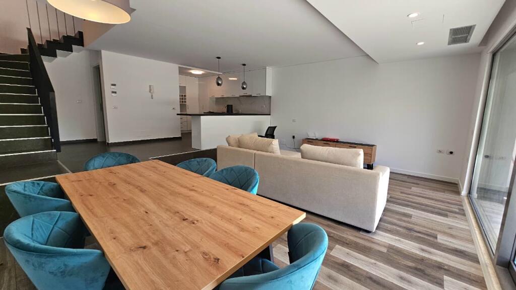 Villa di 3 piani in affitto vicino a TEG / Tirana