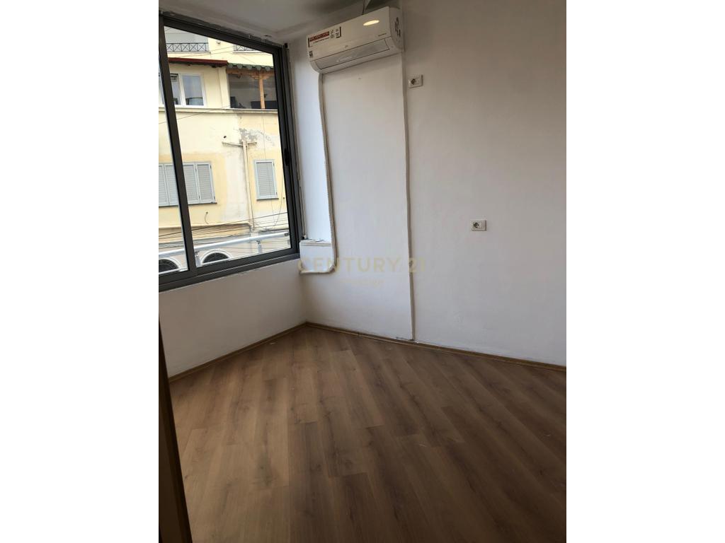 LOCALE UFFICIO IN AFFITTO, CENTRO - VIA "BARDHOK BIBA", TIRANA!