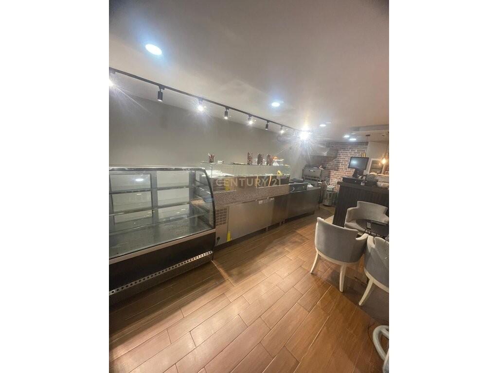 VENDIAMO ATTIVITÀ BAR, FAST-FOOD/ CREPERIA VICINO ALL'INCROCIO DI VASIL SHANTO