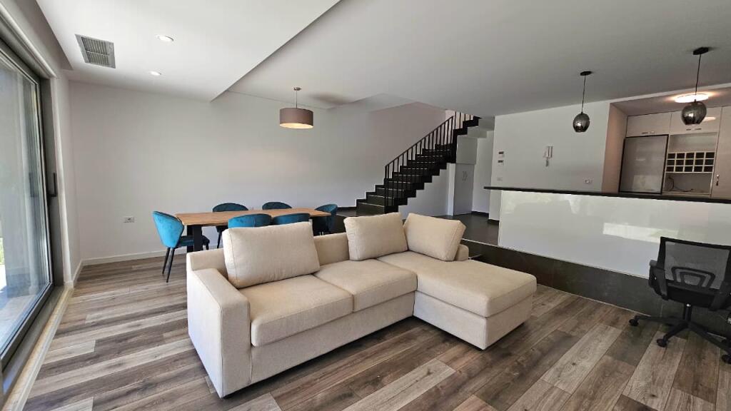 Villa di 3 piani in affitto vicino a TEG / Tirana