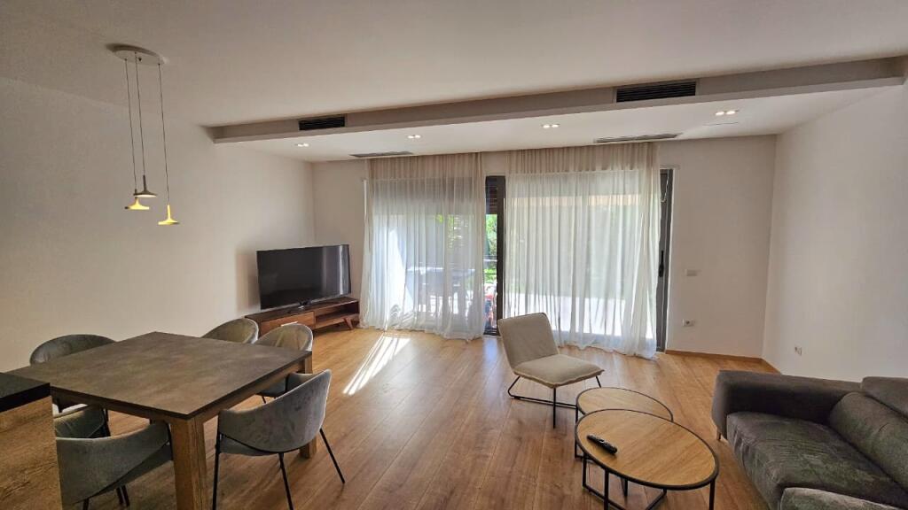 Affittasi villa su due piani, locale, vicino a Tegu/Tirana