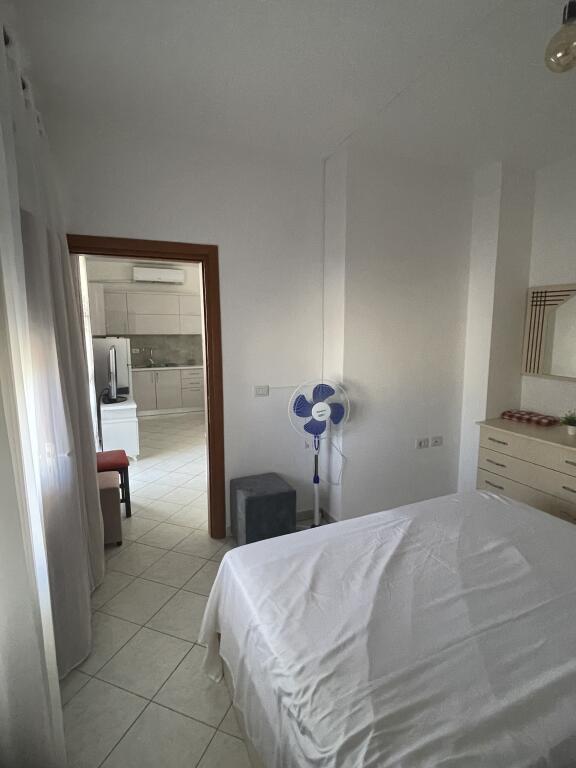 Jepet me qira afatgjatë 🏖️ super apartament 1+1 me pamje nga deti 🌊 tek Rrota Kuqe.