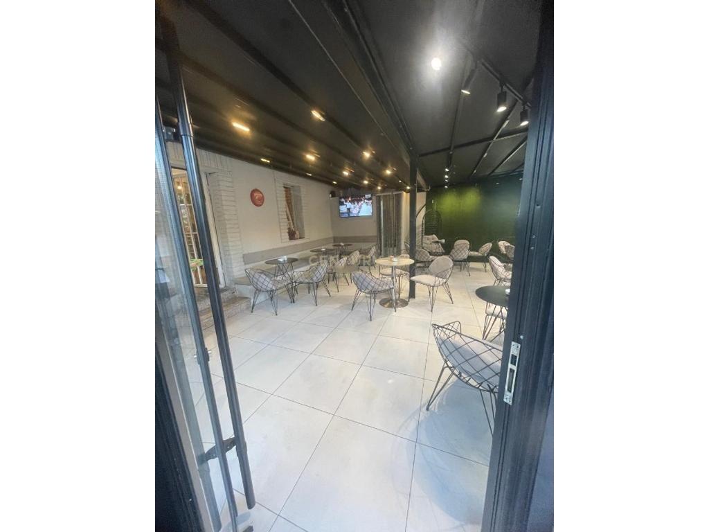 VENDIAMO ATTIVITÀ BAR, FAST-FOOD/ CREPERIA VICINO ALL'INCROCIO DI VASIL SHANTO
