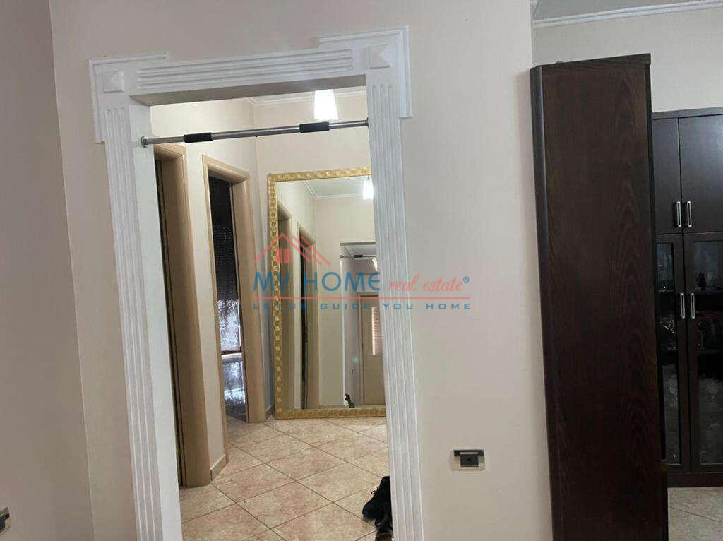 Appartamento 3+1 in vendita presso il Palazzo con Freccia Tirana