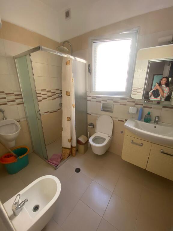 Jepet me qera 3+1+2 afer pazarit te ri kati 2 vile private