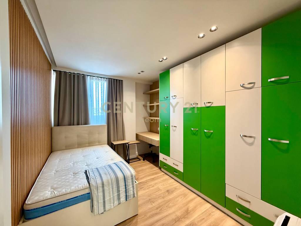 QIRA, APARTAMENT 3+1+2 + DEPO, RRUGA E KAVAJES!