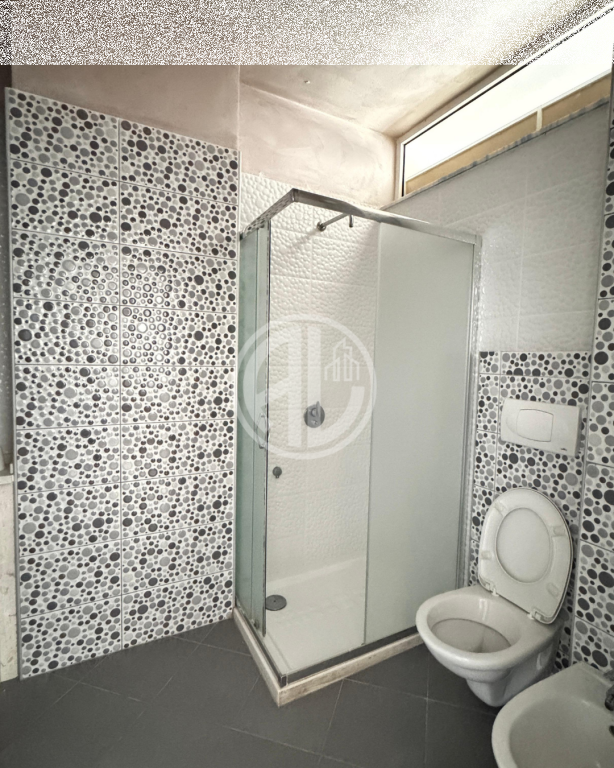 Appartamento 1+1 completamente arredato in vendita, vicino alla Stazione Ferroviaria, Durres.