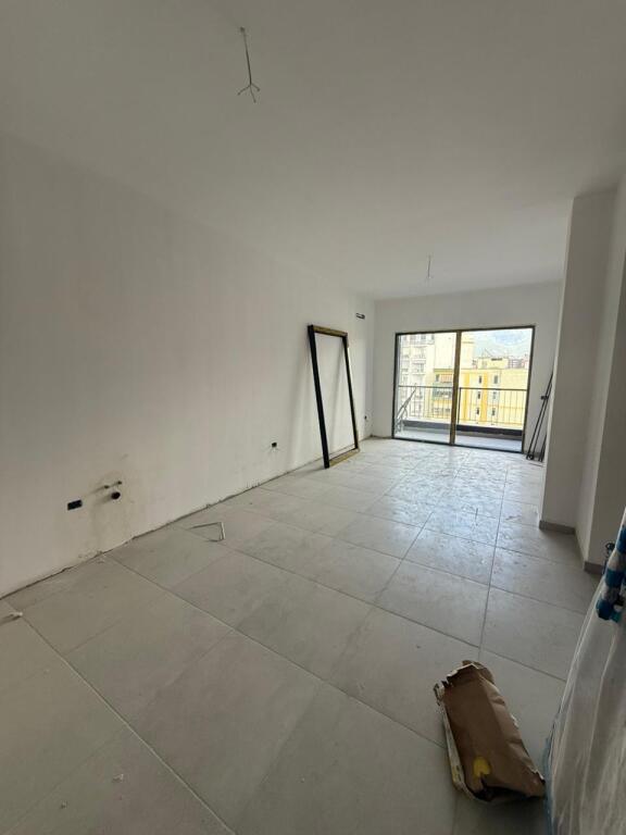Appartamento 1+1 nel edificio più nuovo, Via Barrikadave