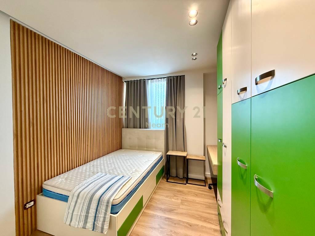 QIRA, APARTAMENT 3+1+2 + DEPO, RRUGA E KAVAJES!