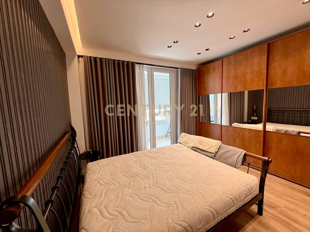 QIRA, APARTAMENT 3+1+2 + DEPO, RRUGA E KAVAJES!