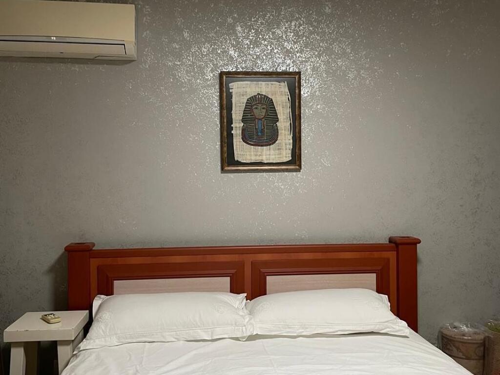 📍 APARTAMENT 1+1 NË QENDËR – PAS MUZEUT KOMBËTAR 🏛️