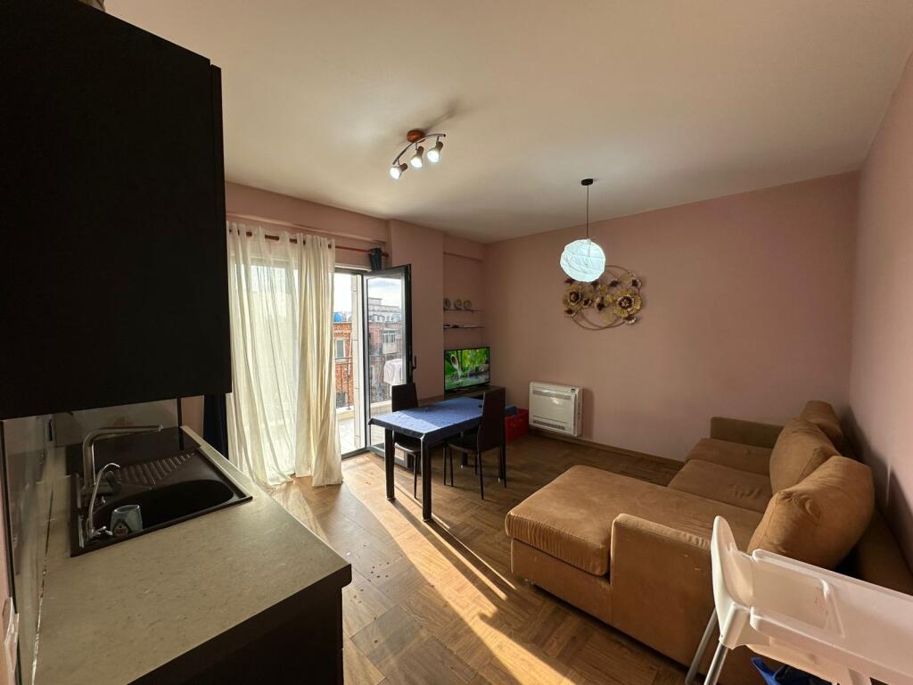 JEPET APARTAMENT 1+1+BALLKON ME QERA AFER QENDRES