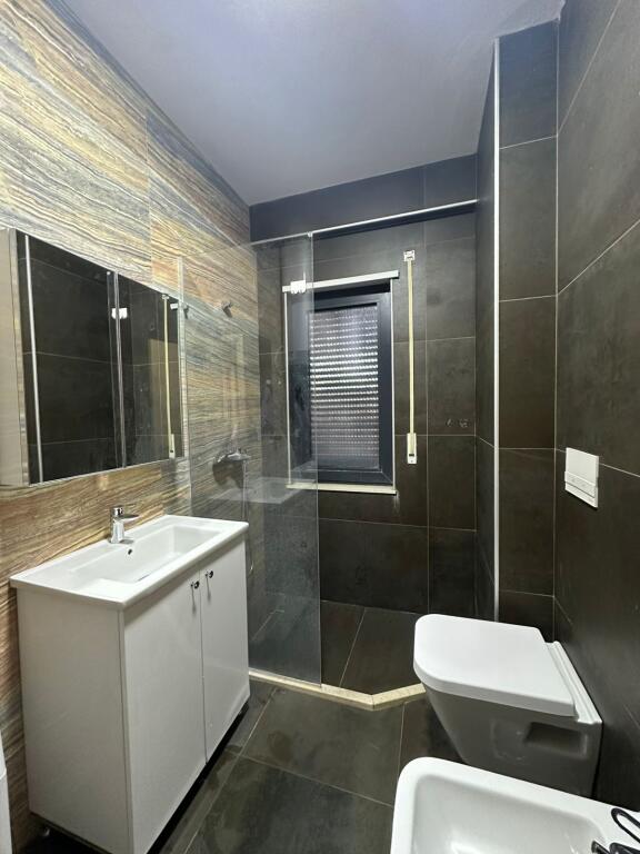 JEPET APARTAMENT 1+1+BALLKON ME QERA AFER QENDRES