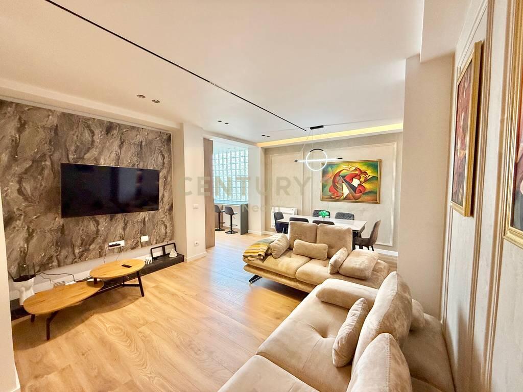 QIRA, APARTAMENT 3+1+2 + DEPO, RRUGA E KAVAJES!