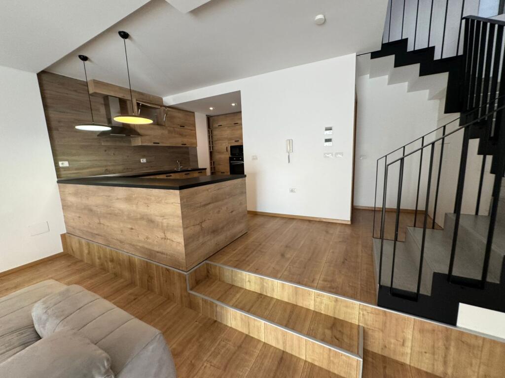 Super villa su 2 piani in affitto vicino a TEG (1500 Euro)