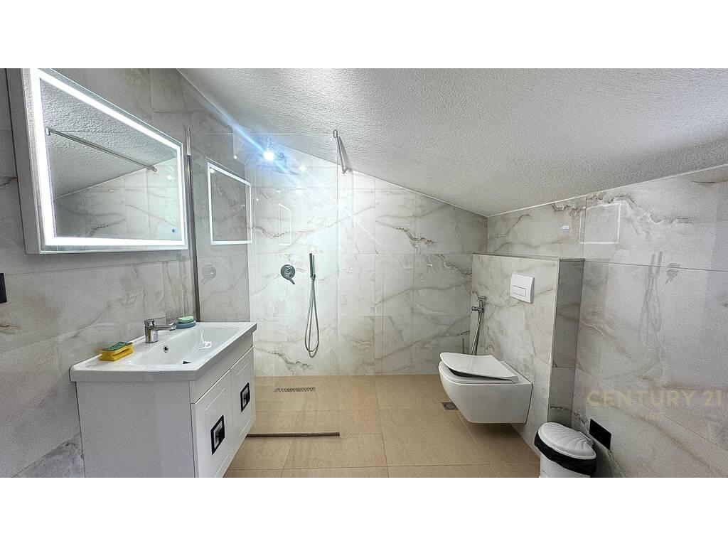 TEK Vilat Gjermane jepet me qira apartament 3+1+2 me verandë