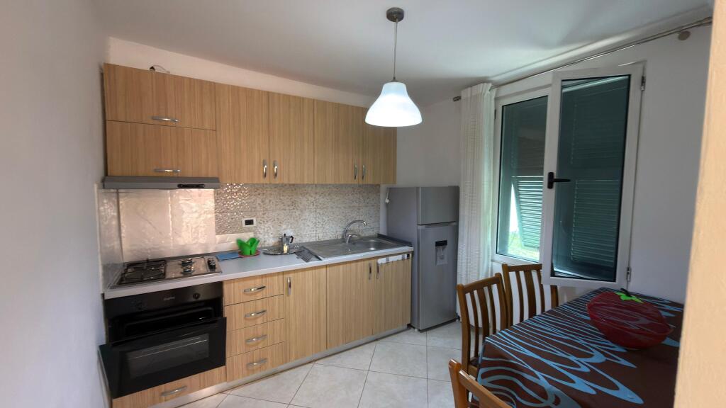 JEPET ME QERA SHTEPI PRIVATE 1+1, SIP. 80M².  SHTEPI VETEM 1 KAT   ISH FUSHA E AVIACIONIT