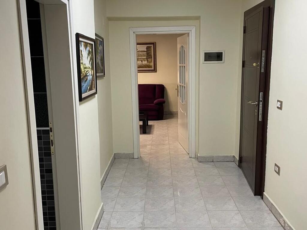 📍 APARTAMENT 1+1 NË QENDËR – PAS MUZEUT KOMBËTAR 🏛️
