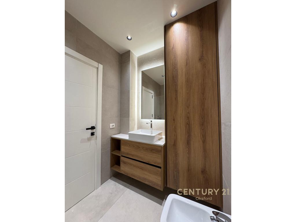 **APARTAMENT 1+1 TE SHKOLLA E KUQE PER QIRA