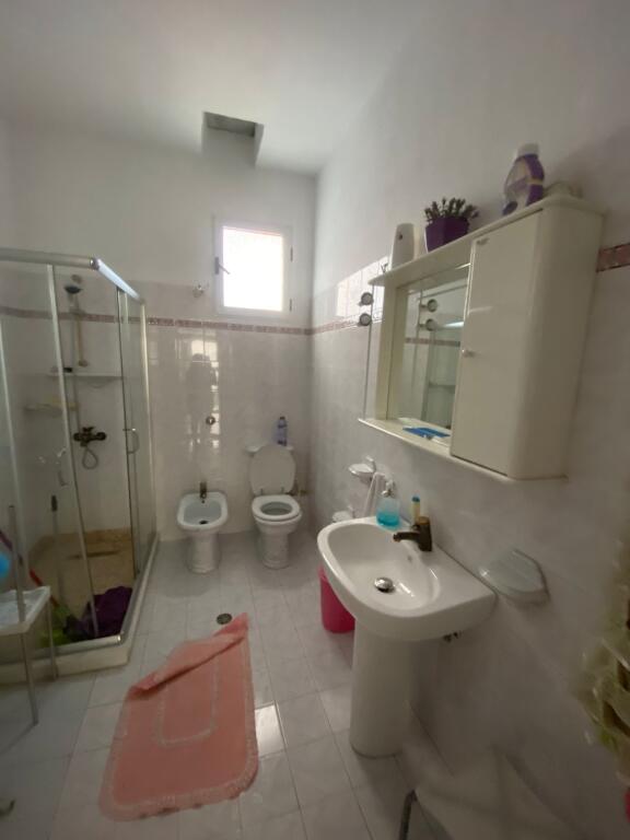 Jepet me qera 3+1+2 afer pazarit te ri kati 2 vile private