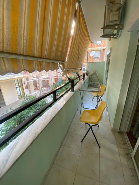 Jepet me qera 3+1+2 afer pazarit te ri kati 2 vile private