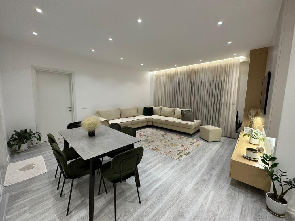 Pak minuta larg Selvise,Rr. e Dibres jepet me qera apartament 2+1+2i mobiluar.850 Euro