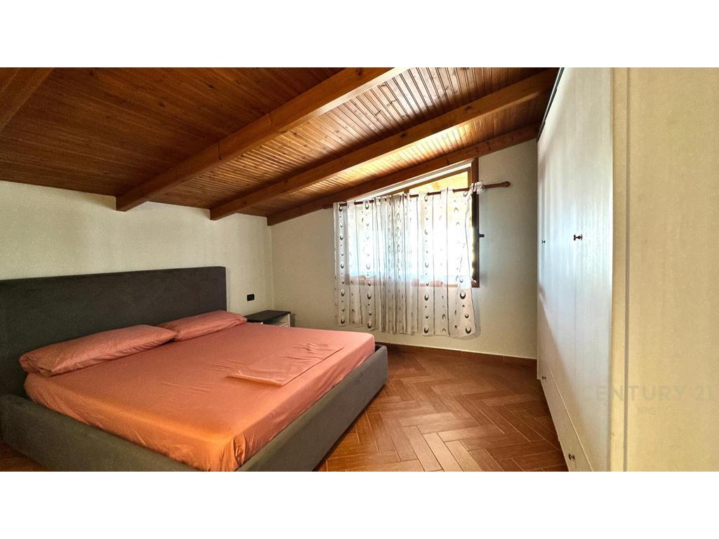 TEK Vilat Gjermane jepet me qira apartament 3+1+2 me verandë