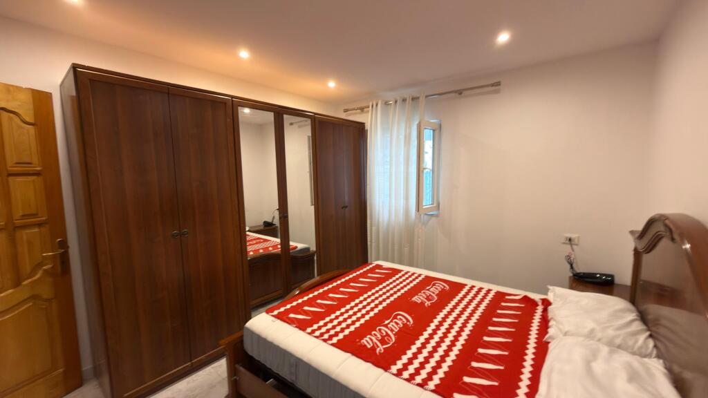 JEPET ME QERA SHTEPI PRIVATE 1+1, SIP. 80M².  SHTEPI VETEM 1 KAT   ISH FUSHA E AVIACIONIT