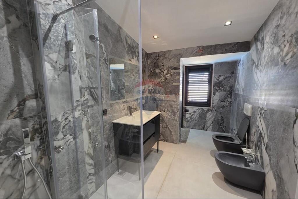 SUPER PENTHOUSE FOR RENT AT THE LAKE!