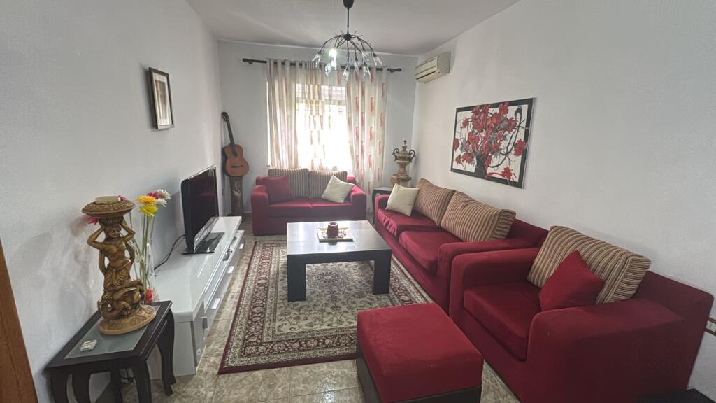 Pak minuta larg Ambasades Amerikane,prane Palestres Perfect Fitness prane jepet me qera apartament 2+1,i mobiluar.60,000 Leke