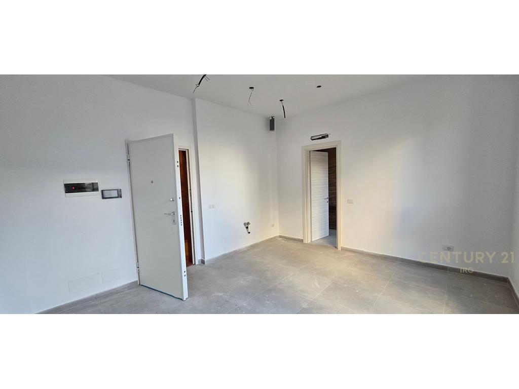 AMBIENTE COMMERCIALE E POSTO AUTO IN VIA KAVAJES!