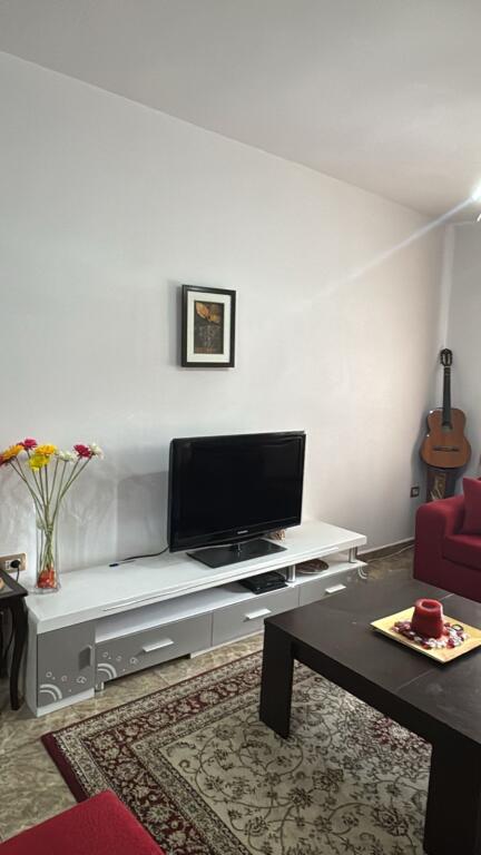 Pak minuta larg Ambasades Amerikane,prane Palestres Perfect Fitness prane jepet me qera apartament 2+1,i mobiluar.60,000 Leke