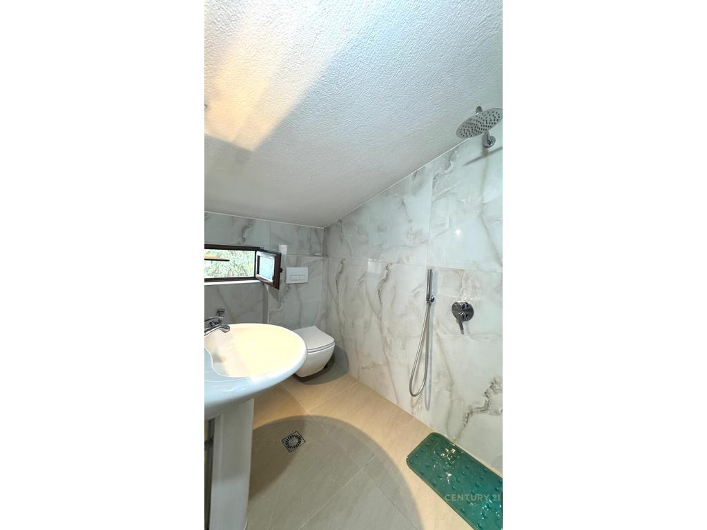 TEK Vilat Gjermane jepet me qira apartament 3+1+2 me verandë