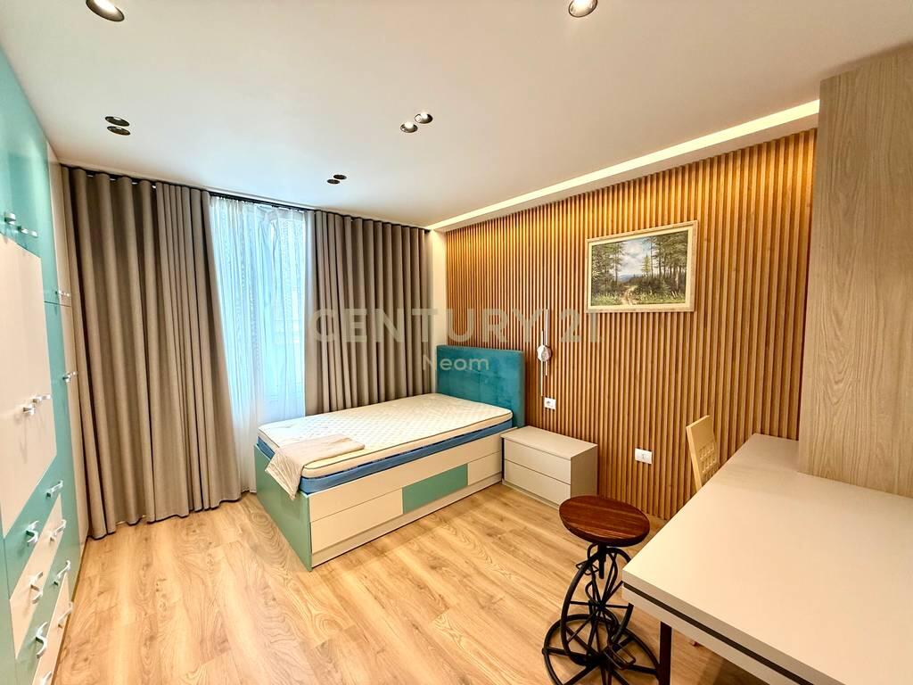QIRA, APARTAMENT 3+1+2 + DEPO, RRUGA E KAVAJES!