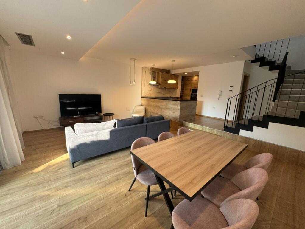 Super villa su 2 piani in affitto vicino a TEG (1500 Euro)