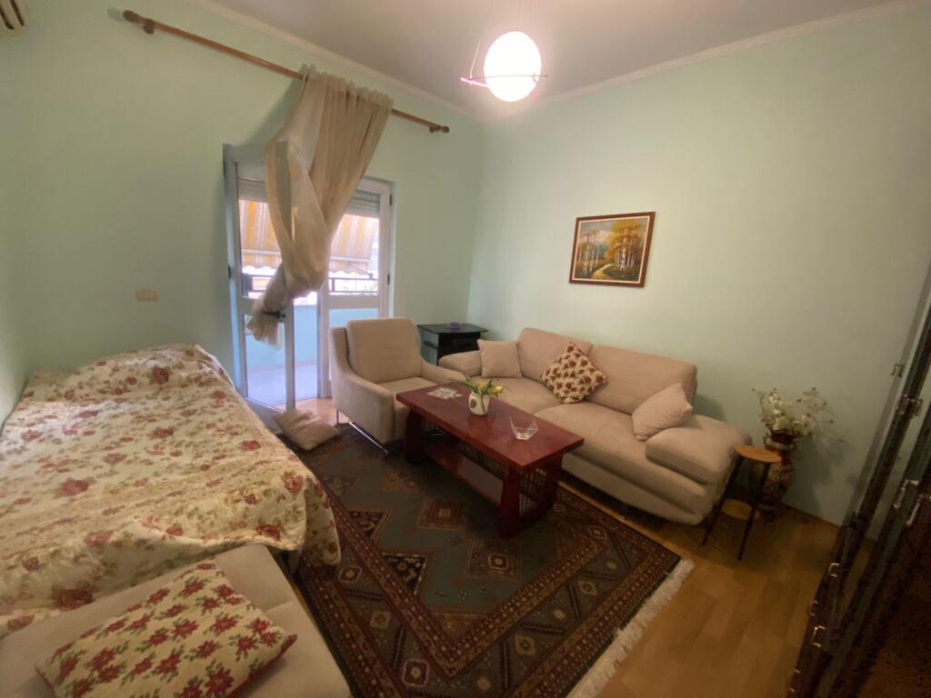 Jepet me qera 3+1+2 afer pazarit te ri kati 2 vile private