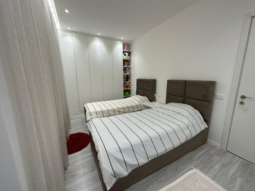 Pak minuta larg Selvise,Rr. e Dibres jepet me qera apartament 2+1+2i mobiluar.850 Euro