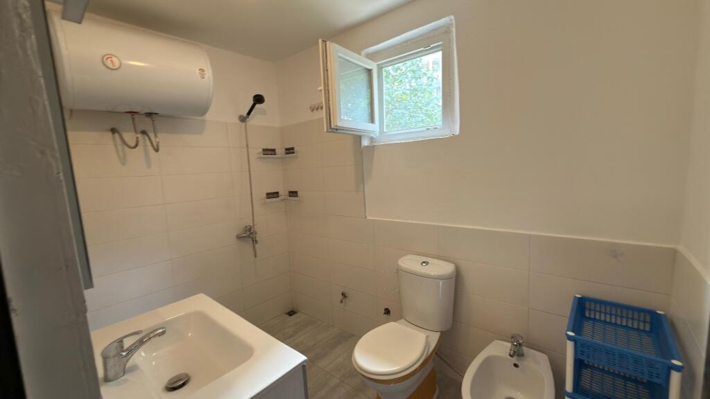 JEPET ME QERA SHTEPI PRIVATE 1+1, SIP. 80M².  SHTEPI VETEM 1 KAT   ISH FUSHA E AVIACIONIT