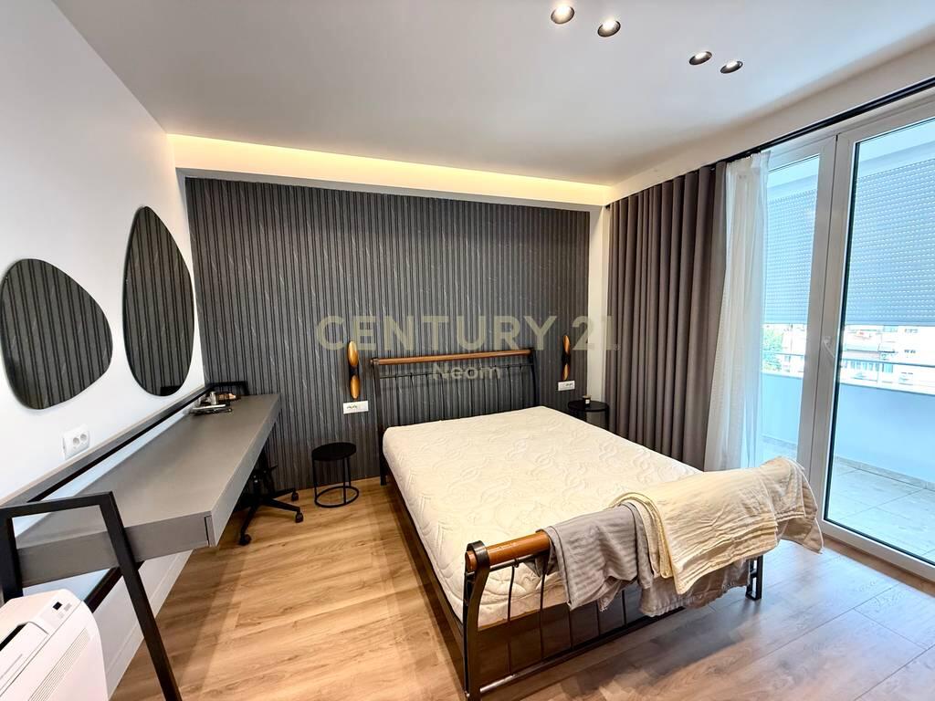 QIRA, APARTAMENT 3+1+2 + DEPO, RRUGA E KAVAJES!