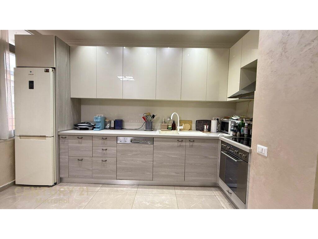 APARTAMENT PER QERA 2+1+2+POST PARKIMI PERBALLE PARLAMENTIT !
