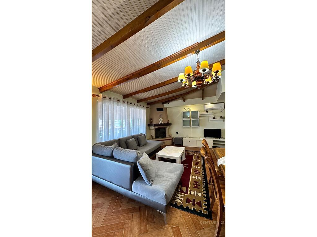 TEK Vilat Gjermane jepet me qira apartament 3+1+2 me verandë