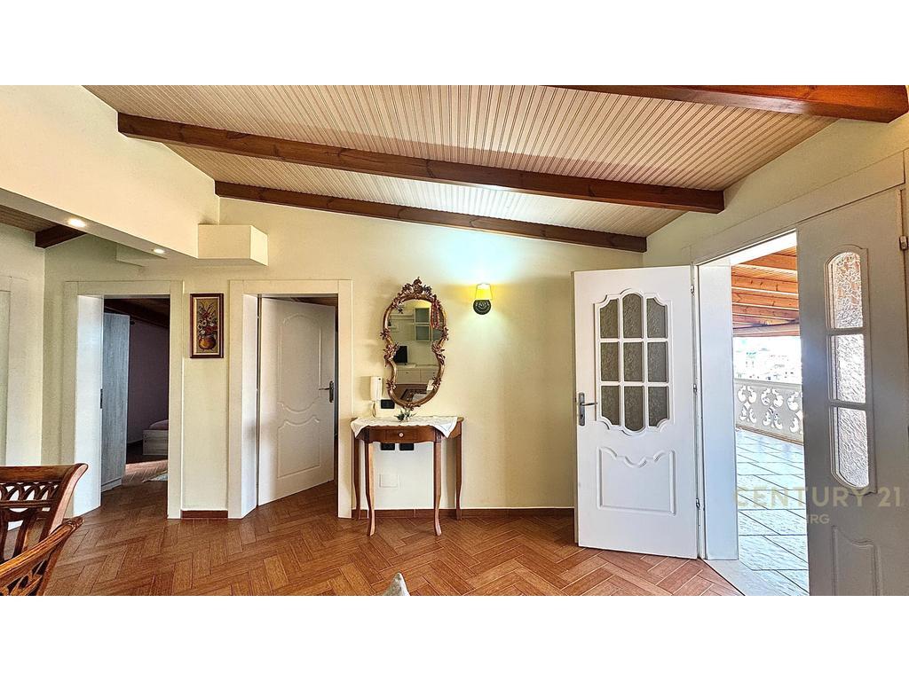 TEK Vilat Gjermane jepet me qira apartament 3+1+2 me verandë