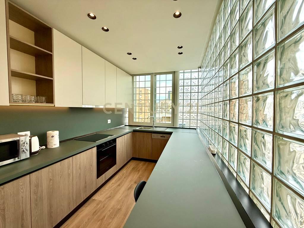 QIRA, APARTAMENT 3+1+2 + DEPO, RRUGA E KAVAJES!