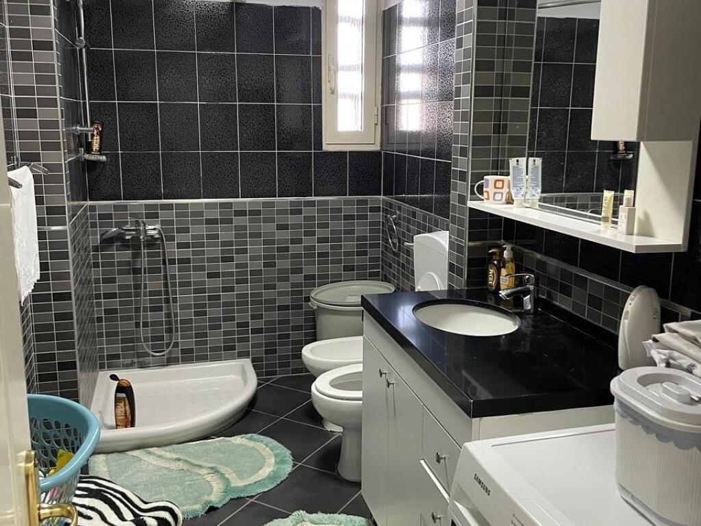 📍 APARTAMENT 1+1 NË QENDËR – PAS MUZEUT KOMBËTAR 🏛️