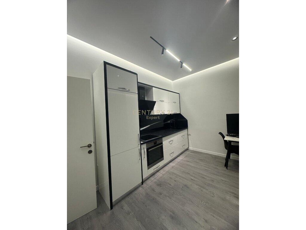 Rr. Dervish Hima~Pranë Stadiumit “Air Albania” jepet me qira Apartament 1+1