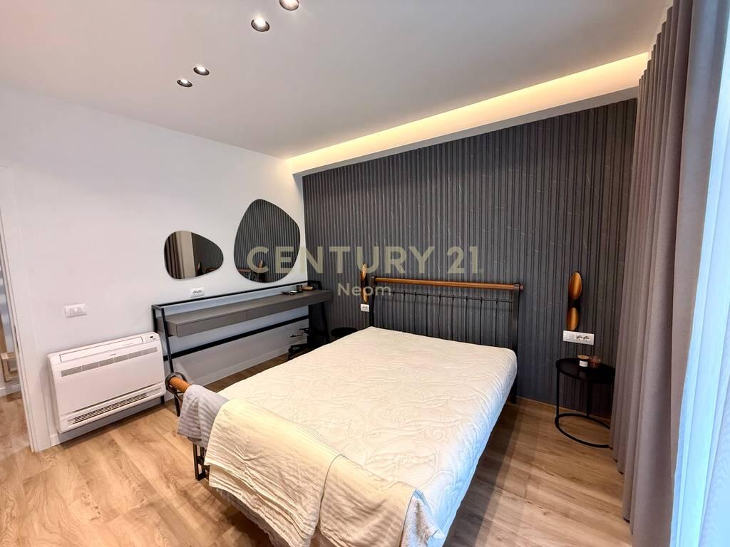 QIRA, APARTAMENT 3+1+2 + DEPO, RRUGA E KAVAJES!