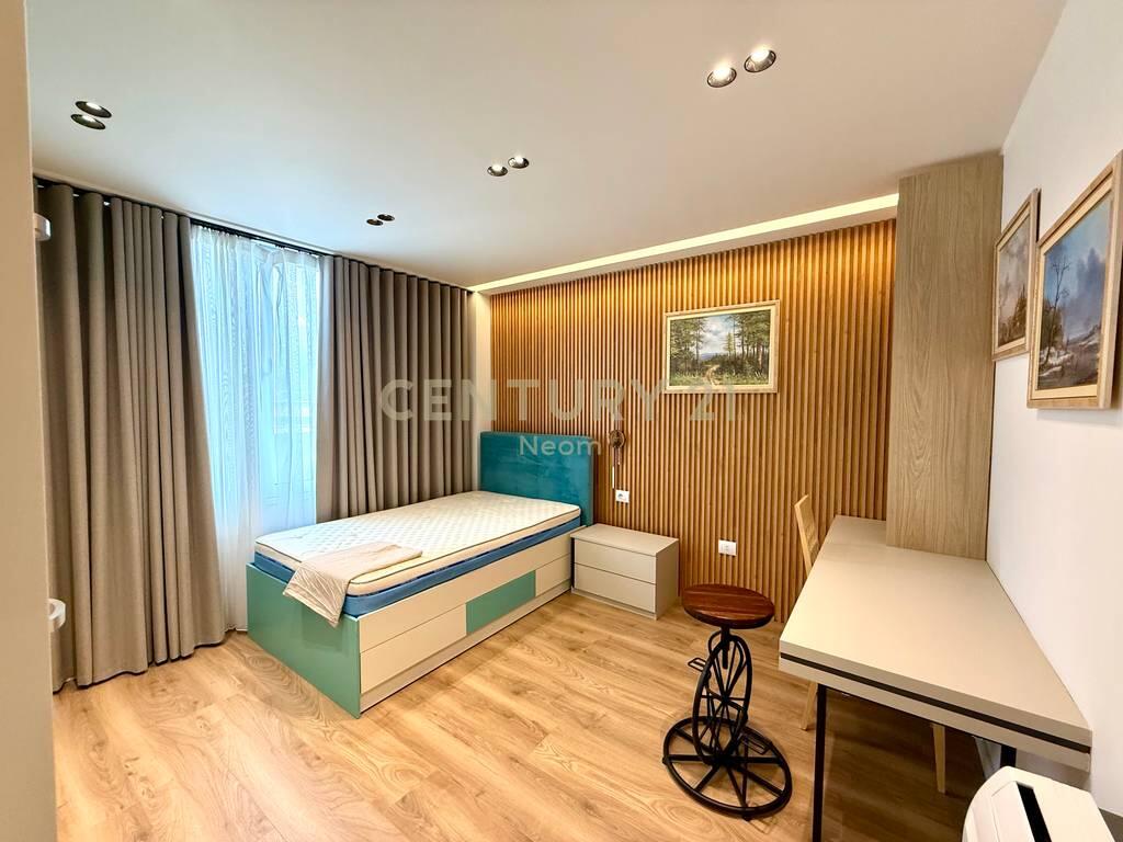 QIRA, APARTAMENT 3+1+2 + DEPO, RRUGA E KAVAJES!