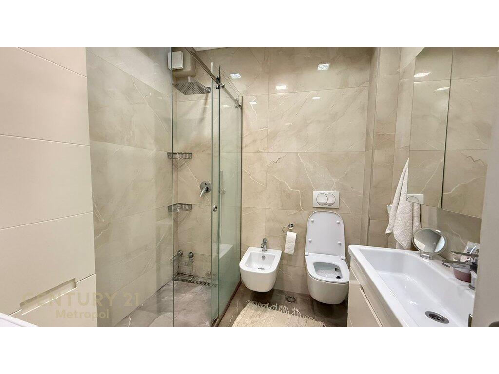 APARTAMENT PER QERA 2+1+2+POST PARKIMI PERBALLE PARLAMENTIT !