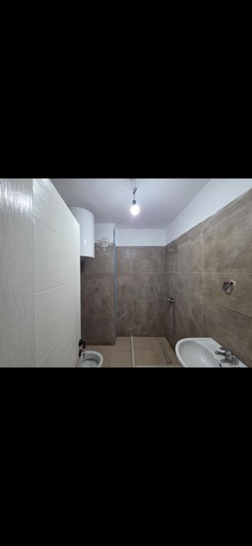 5 Maji Jepet Apartament 3+1+2 Me Qera Bosh